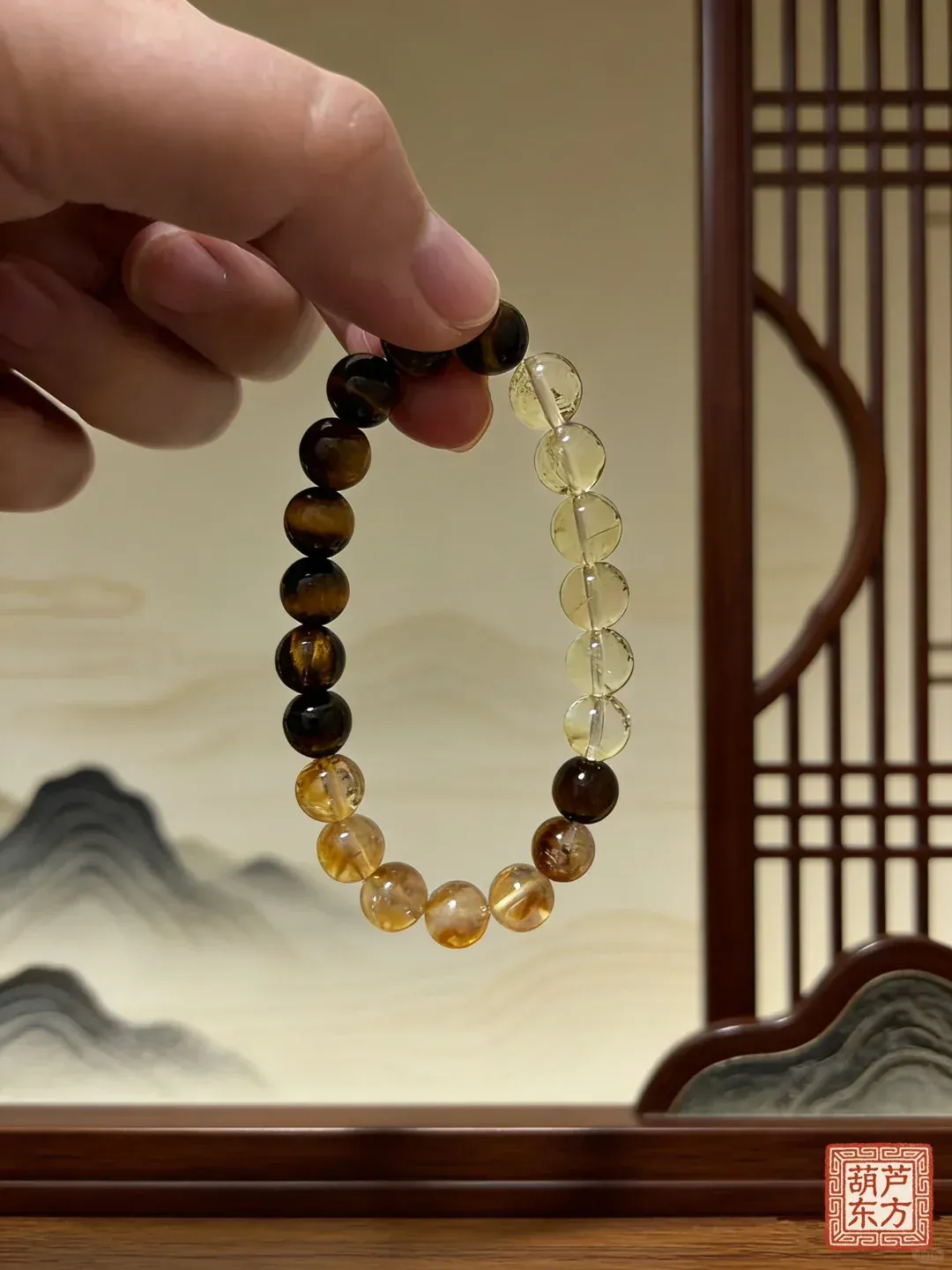 窗影与山水屏风前的黄晶和虎眼石手串